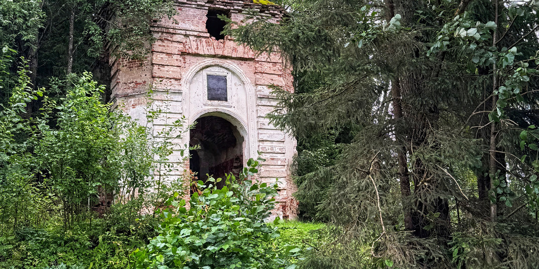 Троицкая церковь на месте несуществующего погоста и заброшенного старого кладбища