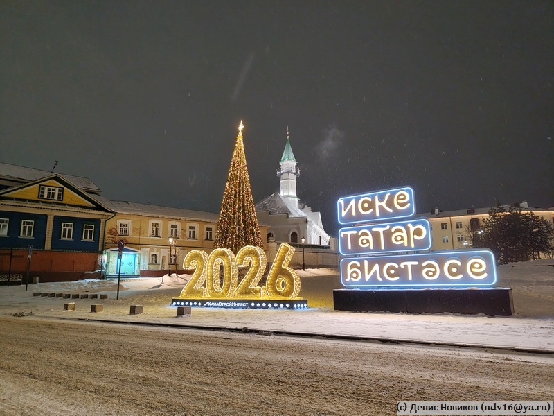 Мечеть Аль-Марджани сзади и усадьба Гизетуллина слева