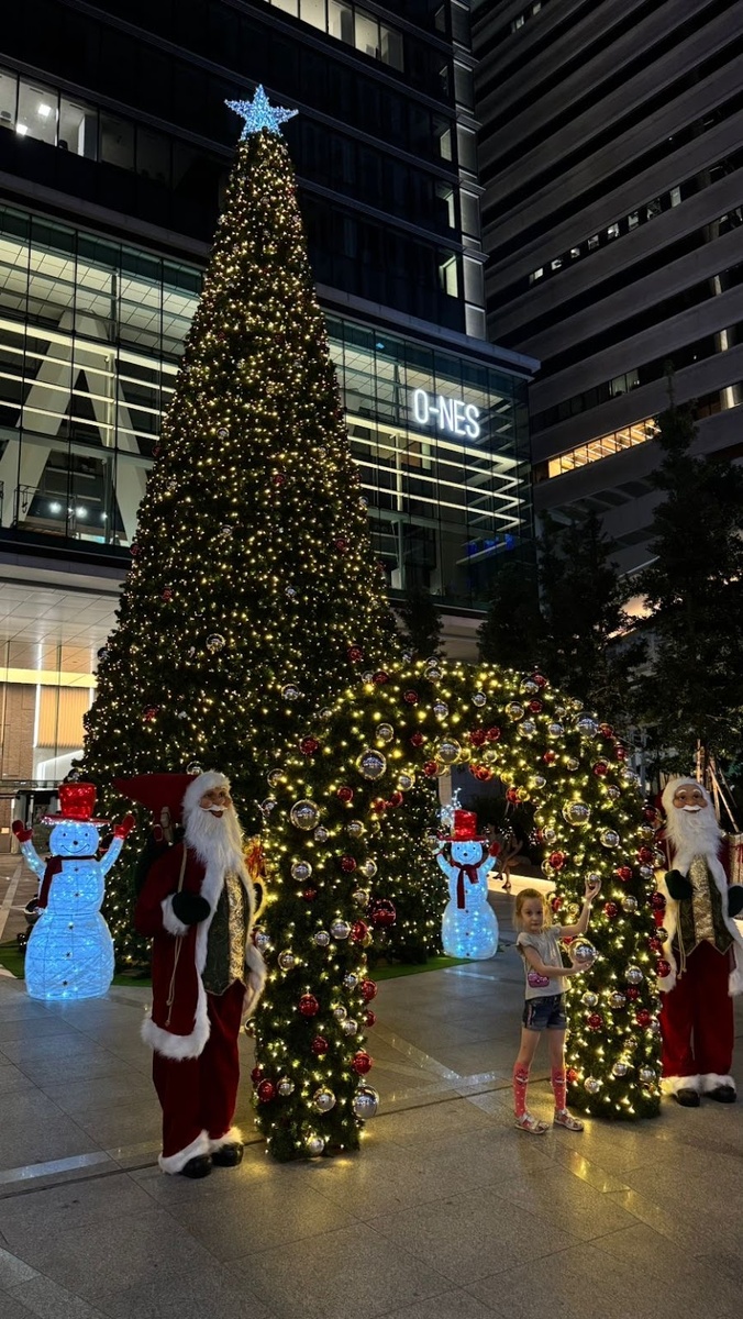 На улице, возле какого-то отеля