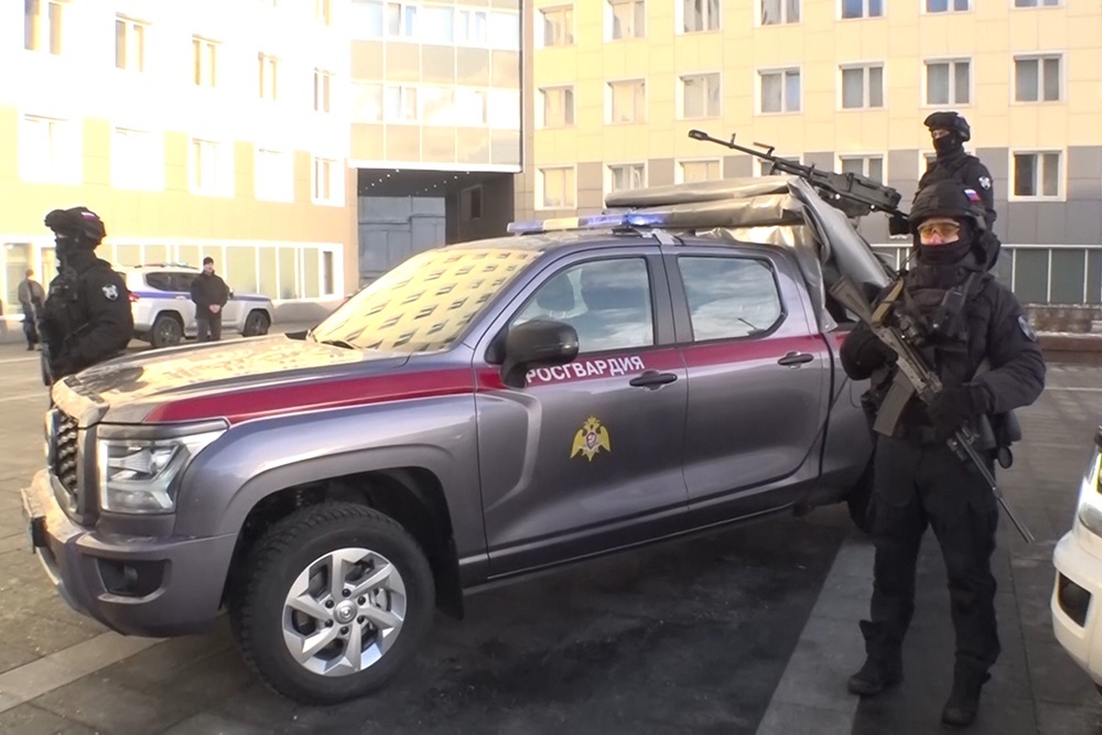    Такие мобильные огневые группы Росгвардии ежедневно выезжают в Московскую область. В круглосуточном режиме они выполняют задачу по недопущению пролета в сторону столицы украинских дронов. Пикапы оборудованы специальными турелями с пулеметами различной модификации: от одноствольного ПКТ (танковый пулемет Калашникова) до скорострельного пулемета ГШГ (четырехствольный авиационный пулемет). По словам командования Росгвардии, такие же мобильные группы применяются в приграничных регионах. / Фото: Росгвардия