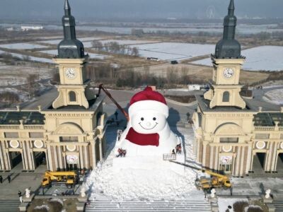    В Китае построили 19-метрового снеговика