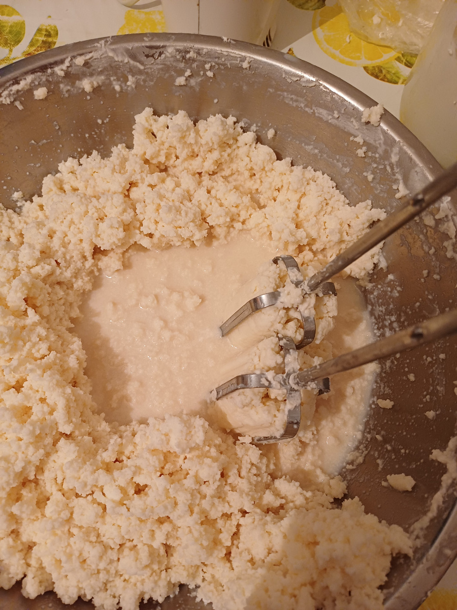 Пахта отделилась. Лично мне нравится пахта от кислой сметаны.