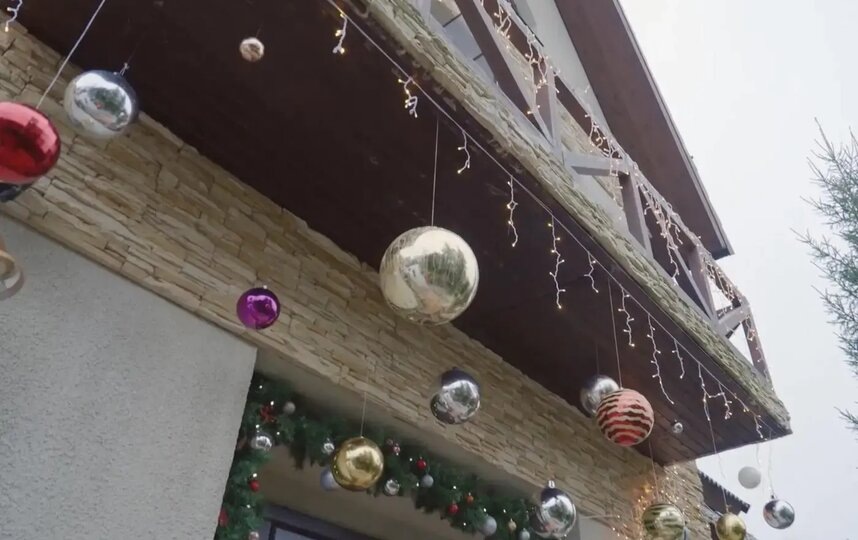    Экстерьер обильно украшен к Новому году.Скриншот видео Youtube-канала "Осторожно: Собчак"