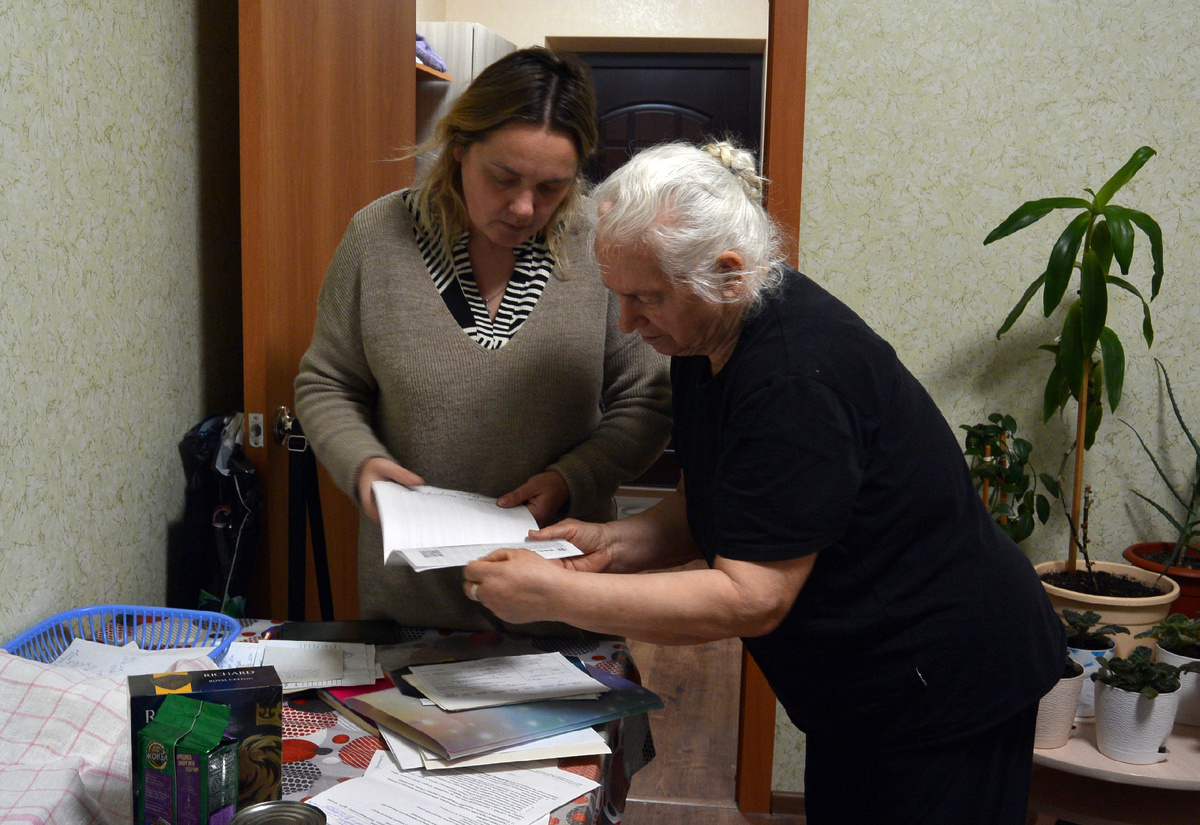 Валентина Николаевна показывает руководителю Псковского представительства фонда Марии справки с назначениями лекарств