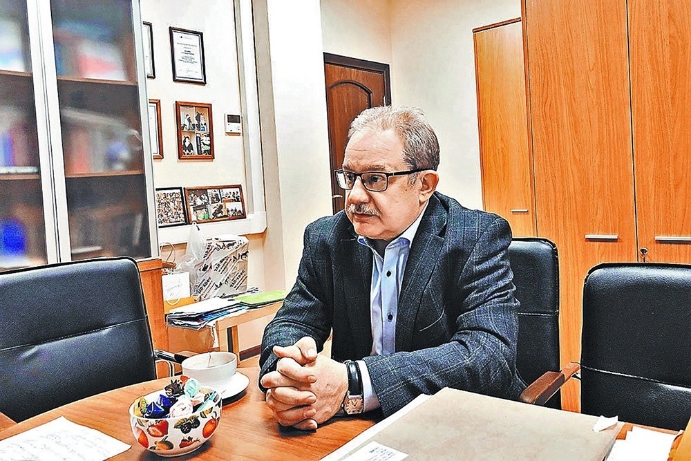    Александр Чепуренко - доктор экономических наук. Родился в 1954 году в Москве. Окончил экономический факультет МГУ в 1977 году. С 2004 года - профессор факультета (затем - департамента) социологии Высшей школы экономики. Один из ведущих отечественных специалистов в области исследований предпринимательства и малого бизнеса, социальной структуры российского общества.