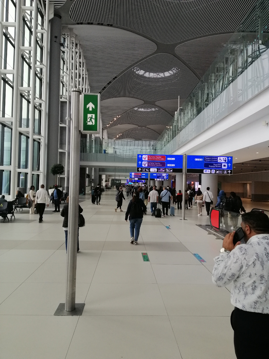 Новый аэропорт Стабула, зона прилета: путь на паспортный контроль