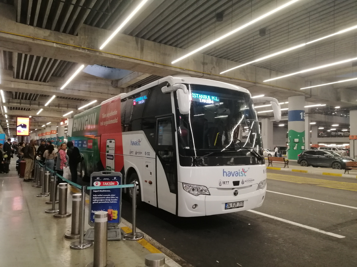 Новый аэропорт Стабула, выход из зона прилета к автобусам: автобус до площади Таксим