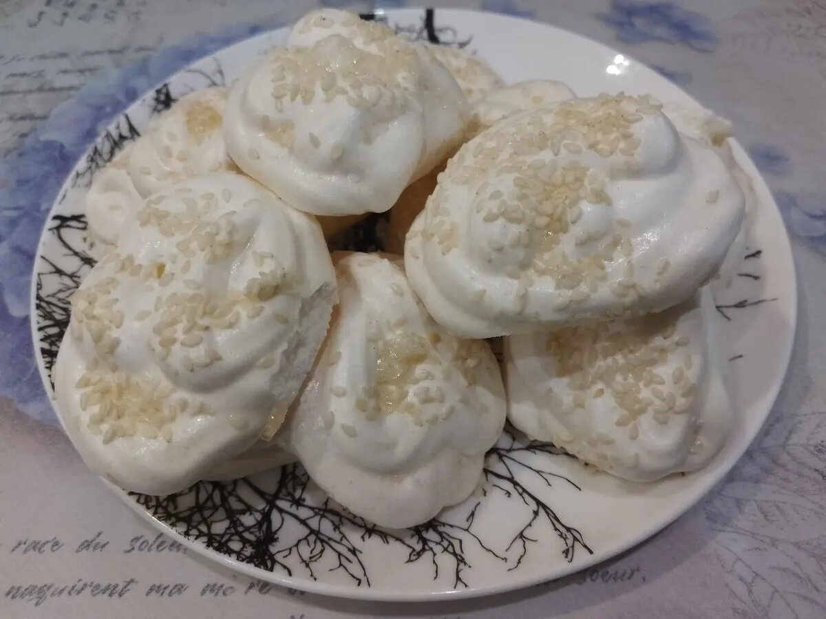 Печенье безе с кунжутом