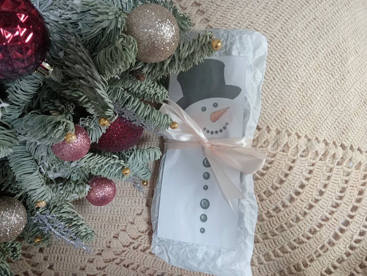 Снеговик под ёлочкой.