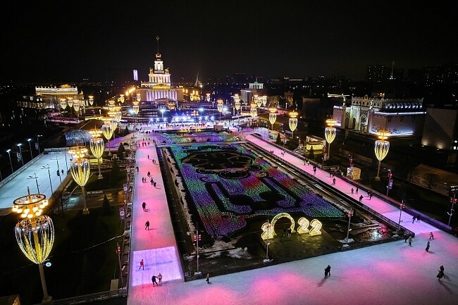 Каток на ВДНХ. Источник - https://umagazine.ru/culture/reklama-dekabr-tavrida-erid-f7nfyujcunetuswy3thw/. 