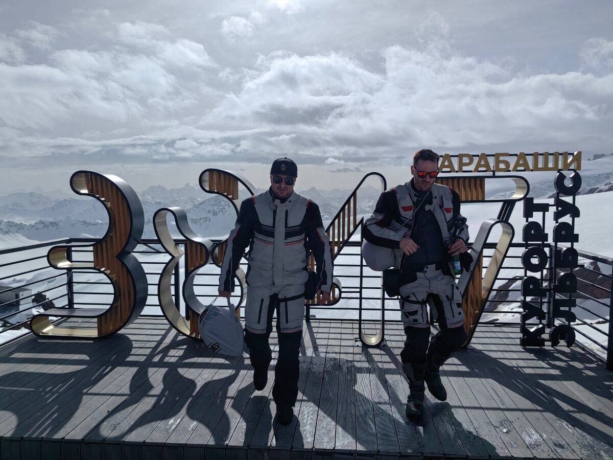 Фото из архива: Артём и Олег на станции "Гарабаши" на Эльбрусе(высота 3847 метров над уровнем моря)