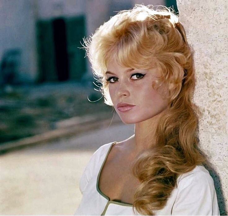 Юная Брижитт. фото: яндекс.