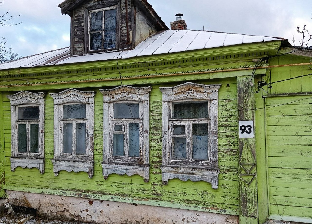Деревянный дом в деревне Заднее Поле.
