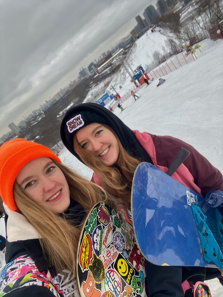 Правый склон - для новичков.. пока еще закрыт (на фото видно) 