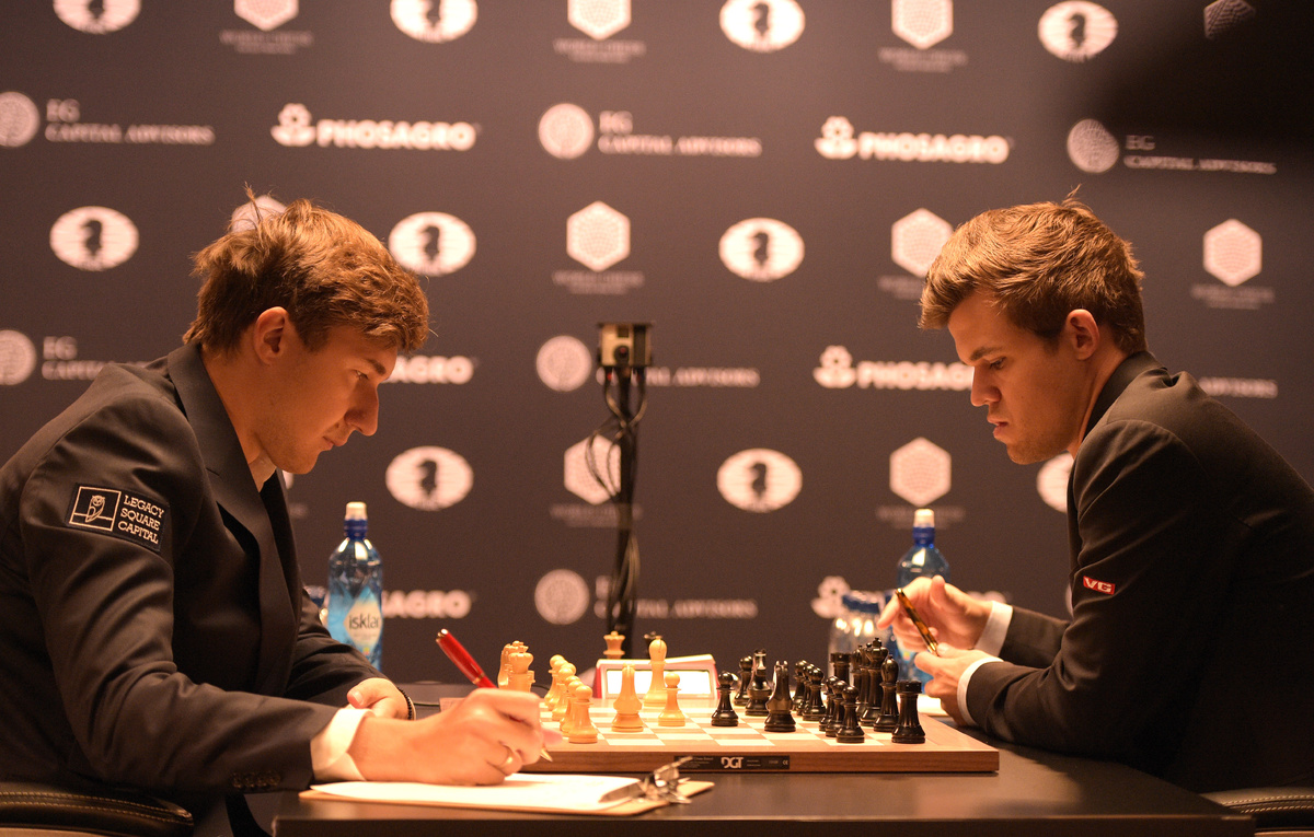   Сергей Карякин и Магнус Карлсен  Jason Kempin/Getty Images