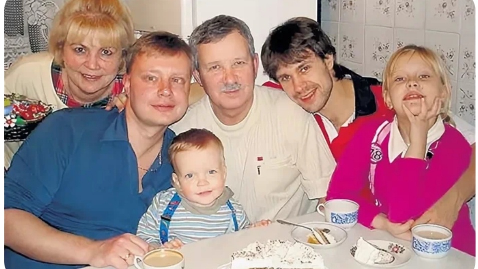 С родителями, братом и племянниками