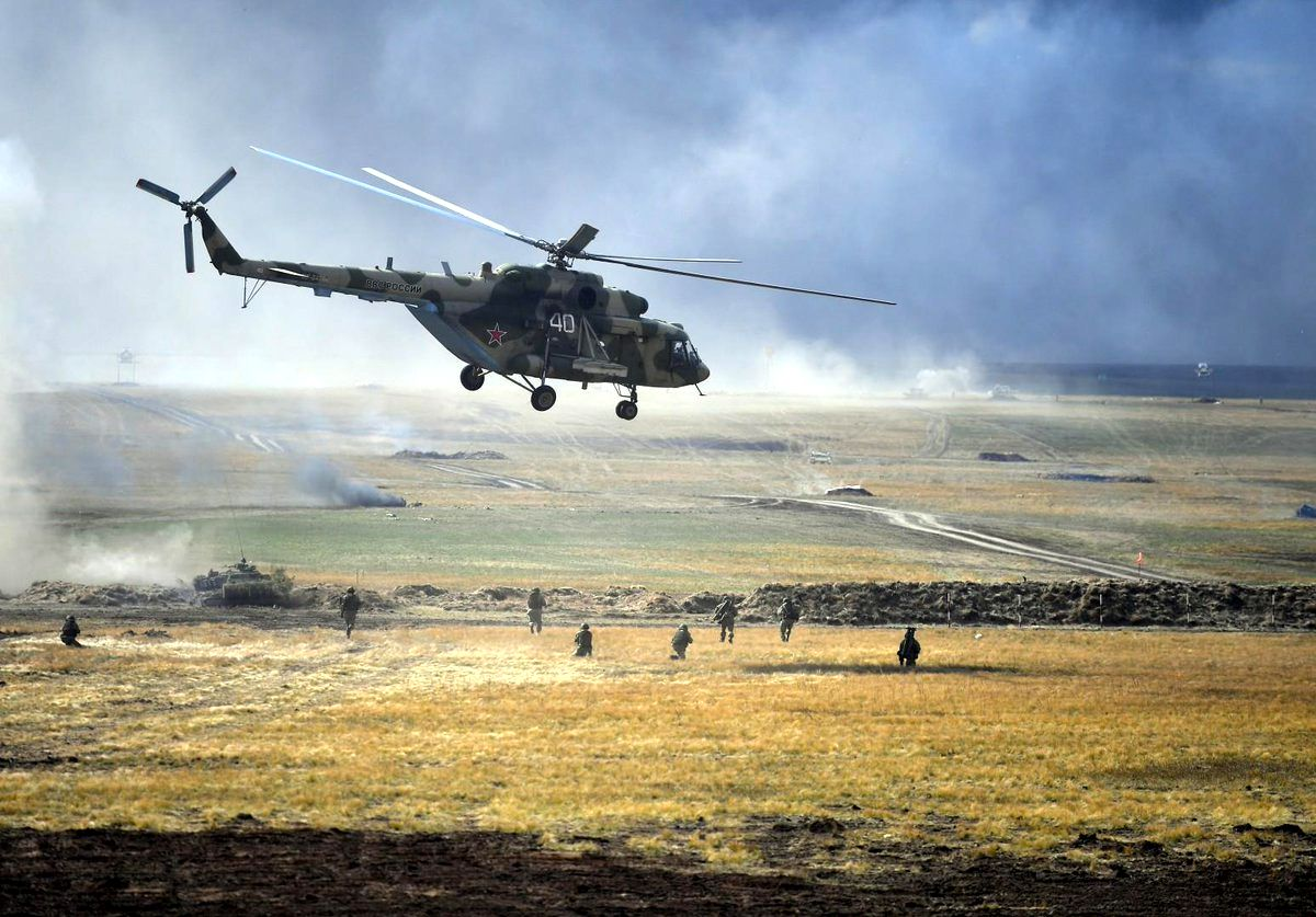 Через минуту МИ-8 визуально проявился с нашего левого фланга...