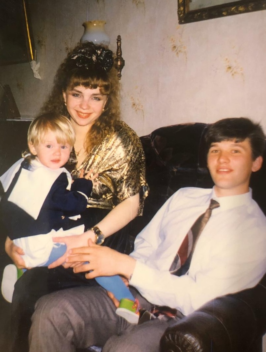    Анастасия Уколова показала детское новогоднее фото с родителямиСоцсети Анастасии Уколовой