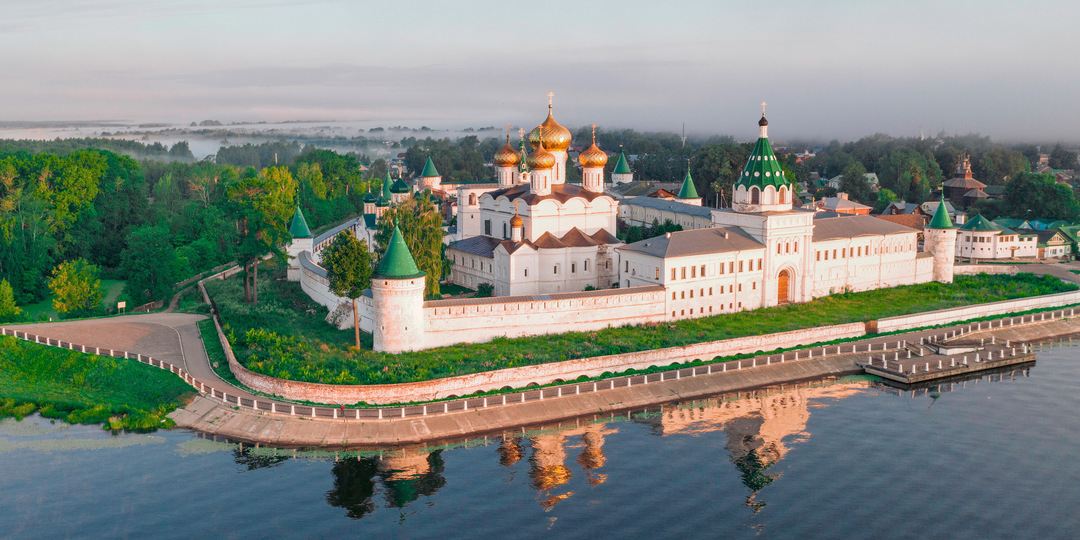Колыбель Романовых и жемчужина Костромы: интересные факты об Ипатьевском монастыре