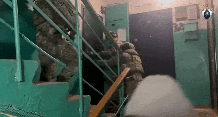    Цыгане, до смерти забившие русского в Иркутской области, задержаны, в их домах проводятся обыски. Видео: Следком