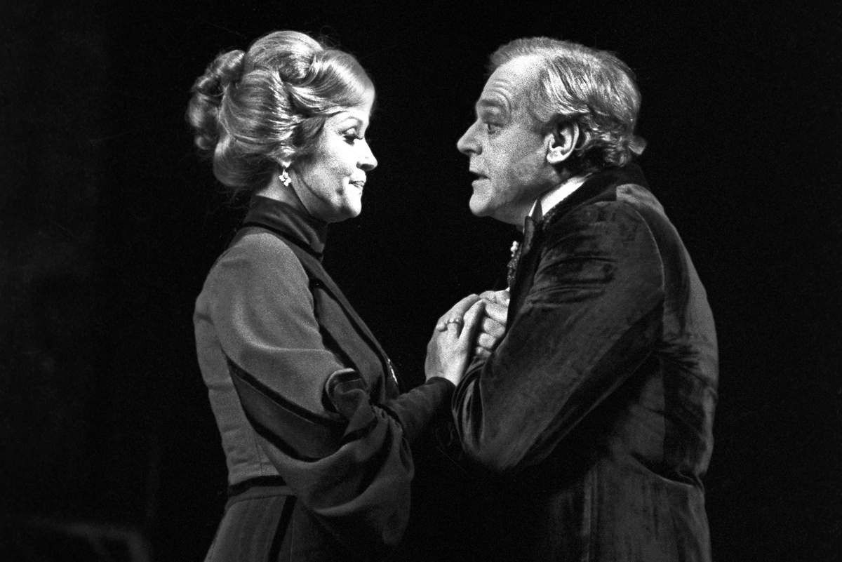    Театр имени А.С. Пушкина. Спектакль "Дети солнца" по пьесе А.М. Горького (режиссер Алексей Говорухо). Вера Алентова в роли Елены Николаевны, Юрий Стромов в роли Вагина./Михаил Строков /Фотохроника ТАСС