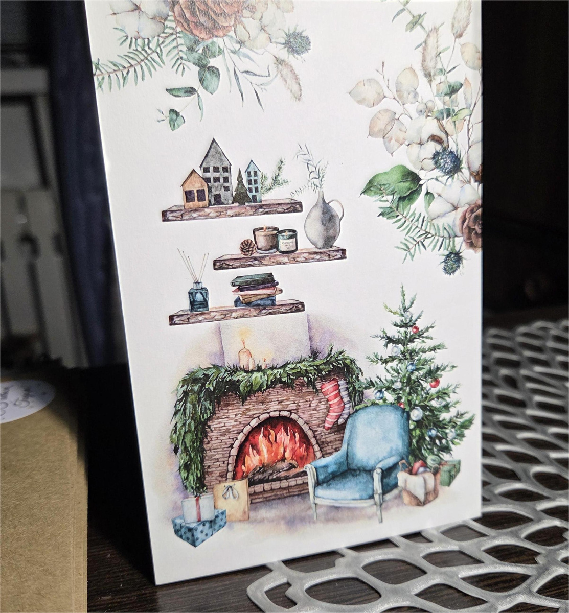 Сейчас тематика понятна — зима, Новый год. Работаю за компьютером, но время от времени поглядываю на открытку и улыбаюсь, забывая, что хотела написать, поскольку мысли сразу уводят в детство...