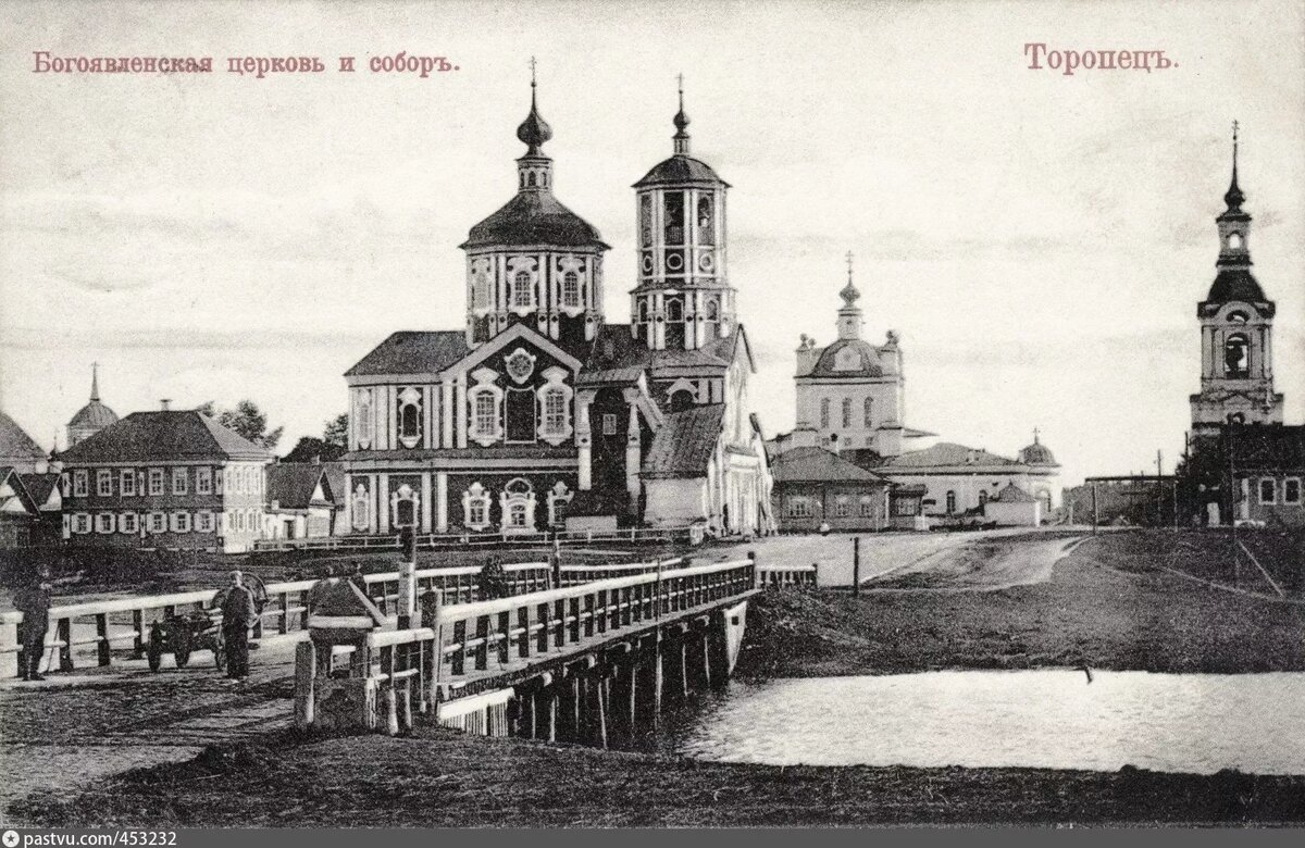 Богоявленский храм - слева; фото из интернета