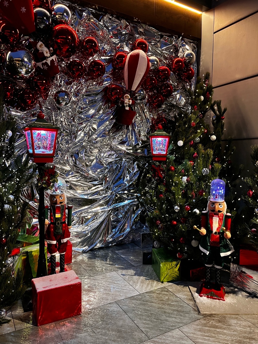 Фотозона возле кинотеатра, посвященная Щелкунчику