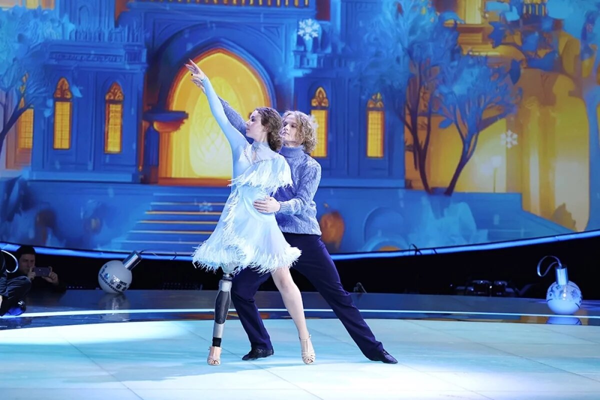    Полина Гладких и Артём Ёлкин.