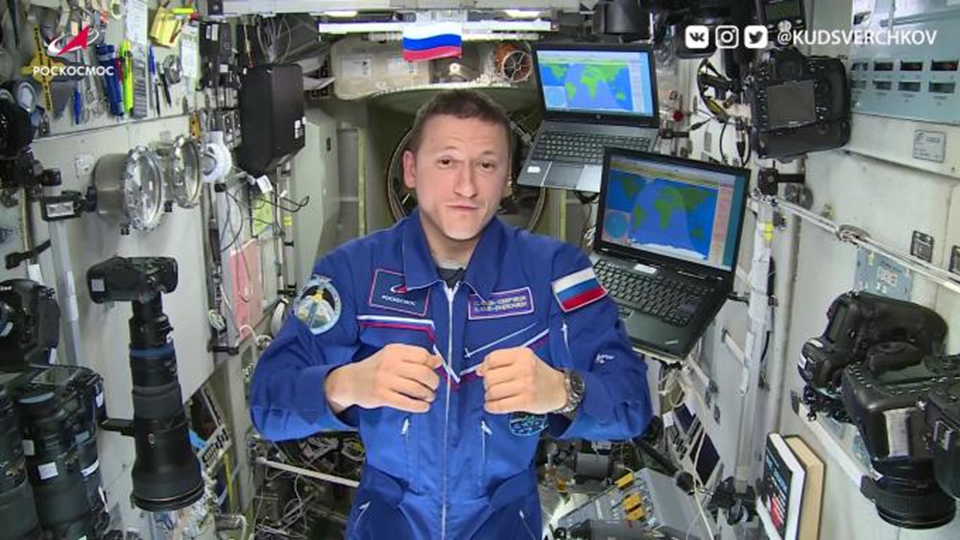 Сергей Кудь-Сверчков во время сеанса связи. Фото: Роскосмос