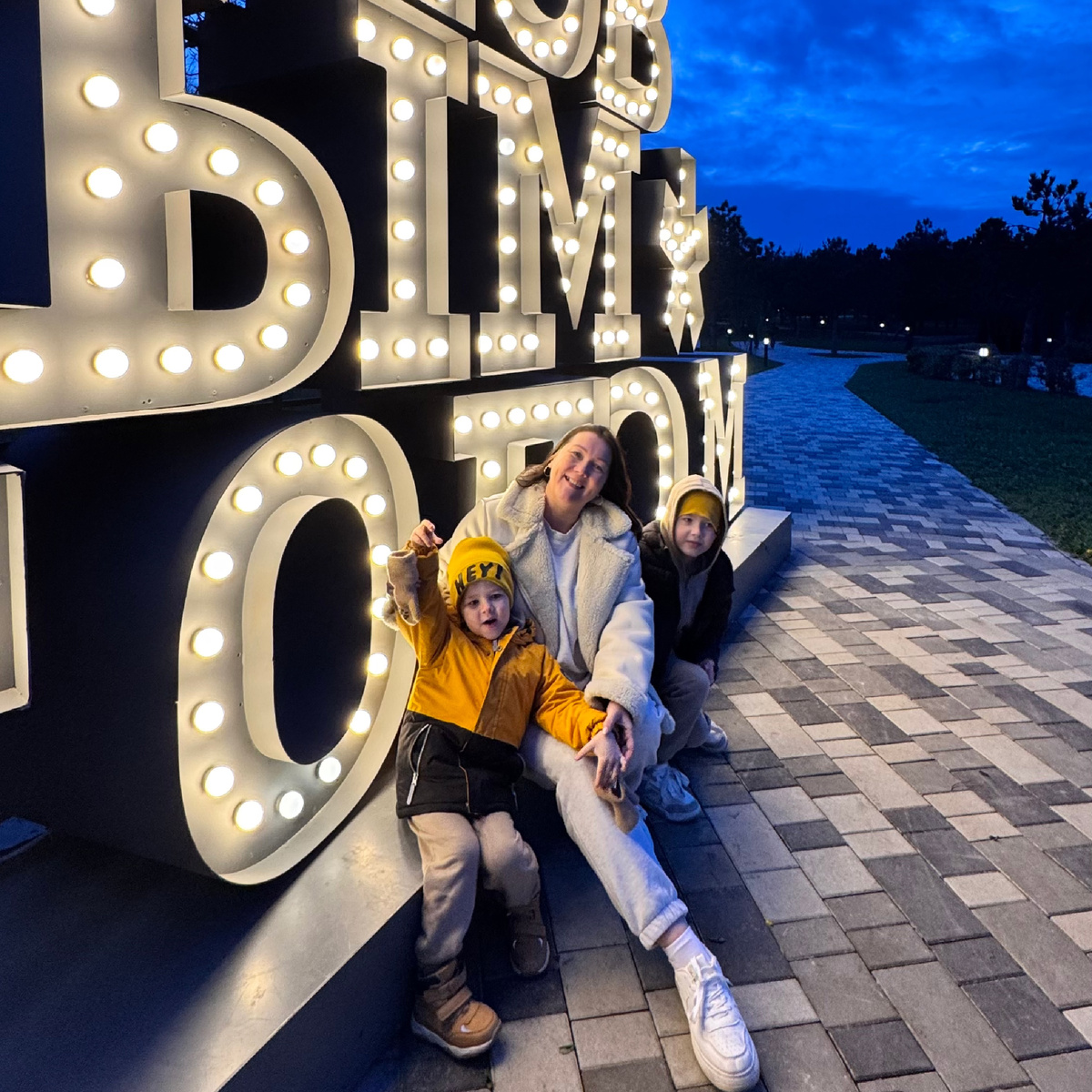 Привет, я Оксана. В марте 2024 года мы переехали из Перми в Анапу. Мы семья медиков. Муж работает на скорой, я занимаюсь детьми (их у нас трое)  и веду блоги в социальных сетях. Подписывайтесь и следите за жизнью многодетной семьи на берегу Черного моря.