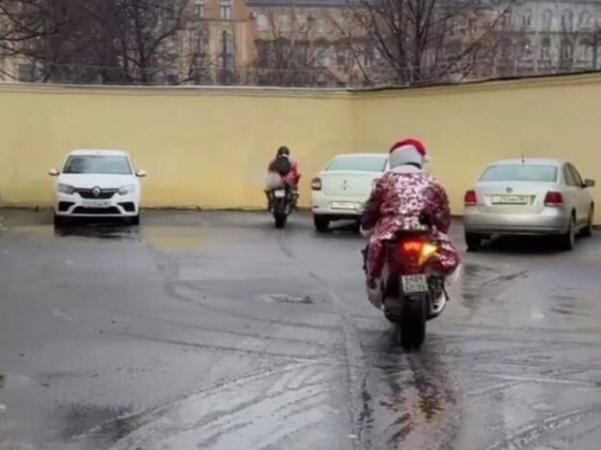    Участники несогласованного пробега в костюмах Дедов Морозов в Санкт-Петербурге | © Фото : Госавтоинспекция СПб и ЛО/Telegram