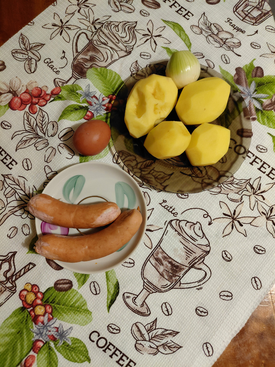 Картофель, лук,яйцо, сардельки 