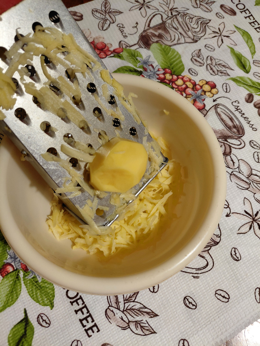 Трем на тёрке картошку. 