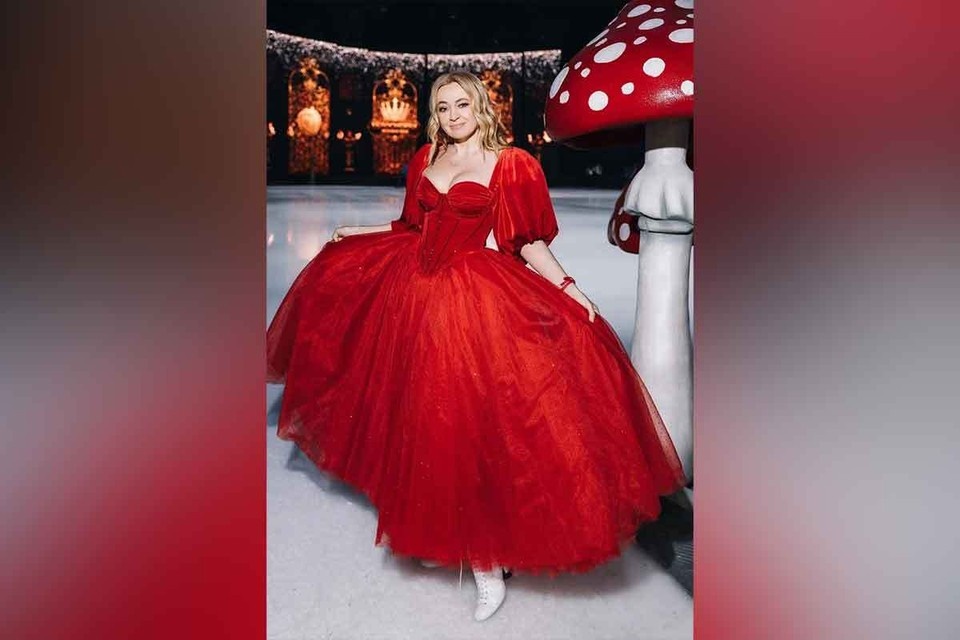    Яна Рудковская выбрала для премьеры эффектное алое платье принцессы. Фото Евгения Смирнова