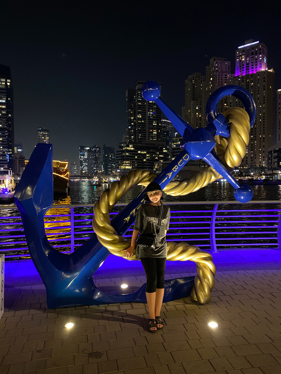 Кстати ориентиром может служить вот такой вот якорь, видете лодку на заднем плане