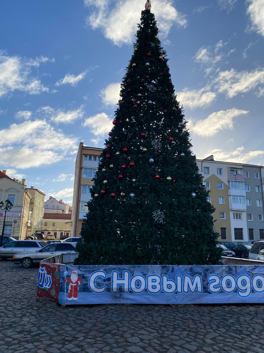 Елка, установленная на площади у рынка.