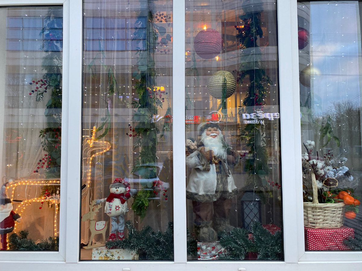 В окне «У Солохи» - кафе, расположенное в туристическом центре Черняховска на улице Садовой.