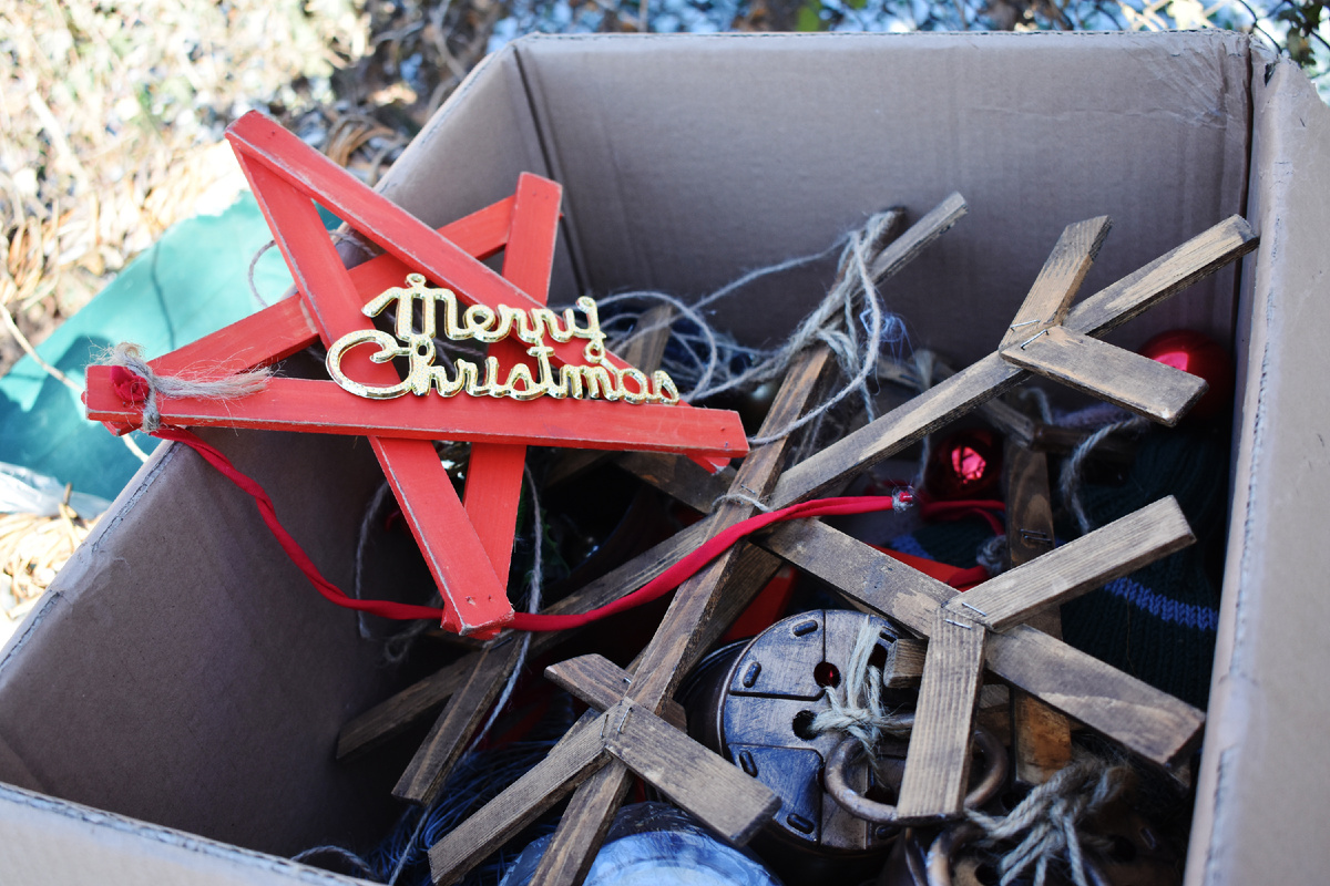 Коробка с садовыми украшениями