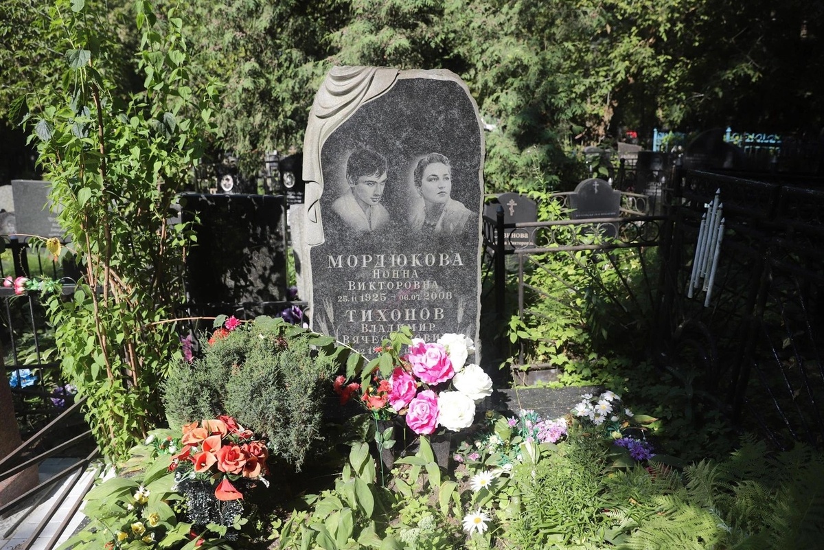 Могила Нонны Мордюковой и Владимира Тихонова.