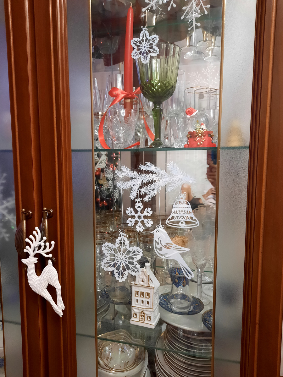 Украшение наклейками практически единственное что успели в выходные