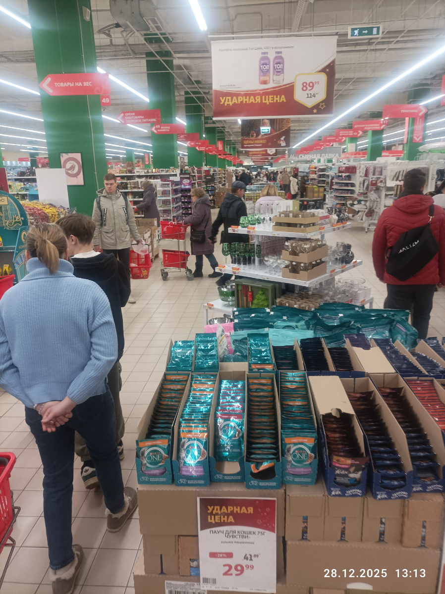 Воооон там! Не протолкнешься. И у касс очереди чел по 10 на каждую самообслужку и к кассиру очереди серпантином