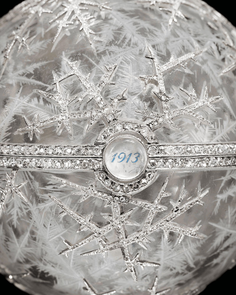 Детали в виде снежинки, украшенные бриллиантами, на зимнем яйце Фаберже