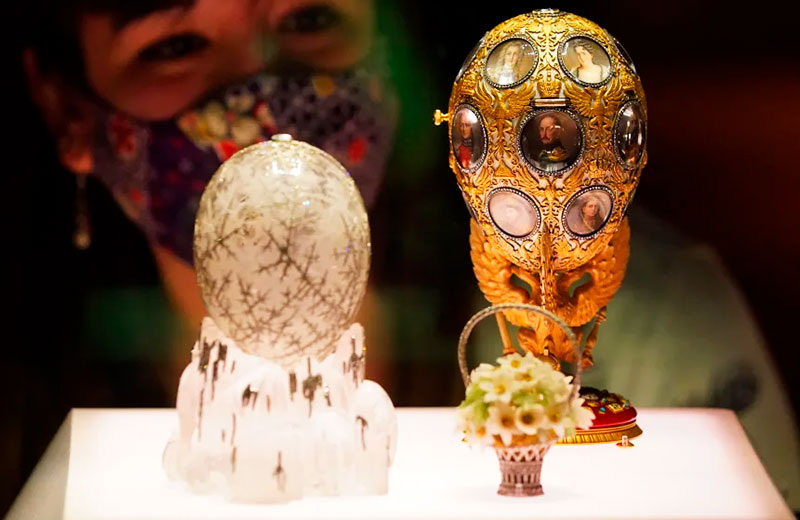 Зимнее яйцо (слева) и яйцо, посвященное трехсотлетию со дня рождения Романовых (справа)
