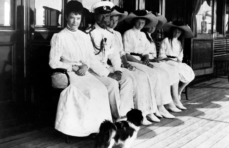 Царь Николай II, его мать (слева) и четыре дочери на борту русской императорской яхты в 1911 году