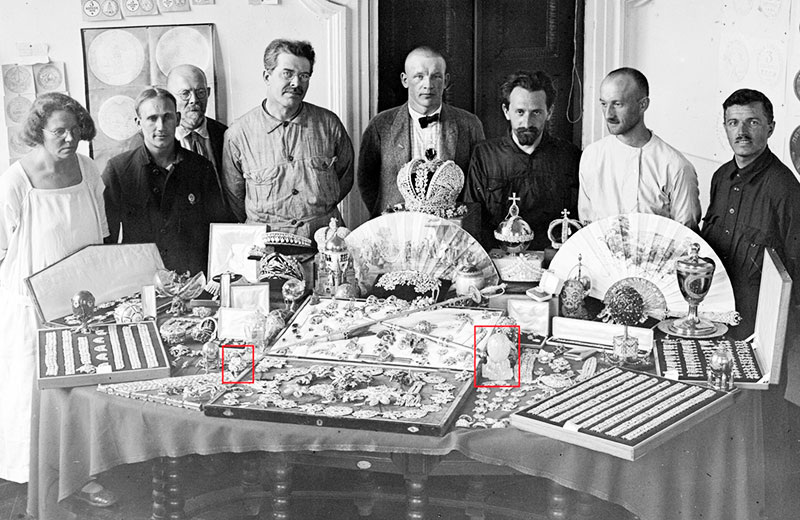 Императорские драгоценности в помещении Валютного управления Народного комиссариата финансов в Москве, включая Зимнее яйцо (справа) и его «сюрприз» (слева), 1925 год