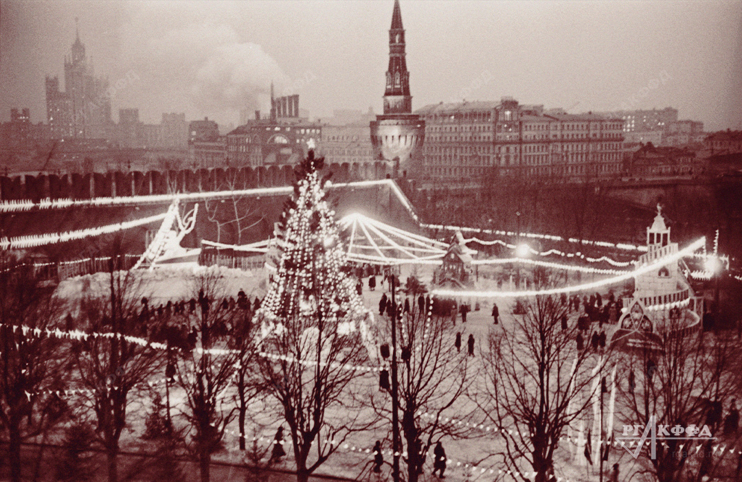 Москвичи на новогодней ёлке в Тайницком саду Московского Кремля; на втором плане - Москворецкая (Беклемишевская) башня / Москва. [1950-1955 гг.] / Фотограф: Н.М. Петров / РГАКФФД. Арх.№ 0-382697