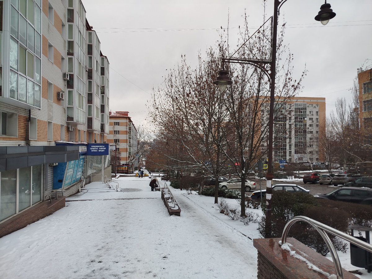 Спуск к Набережной Кальмиуса от площади имени Ленина по проспекту Ильича.