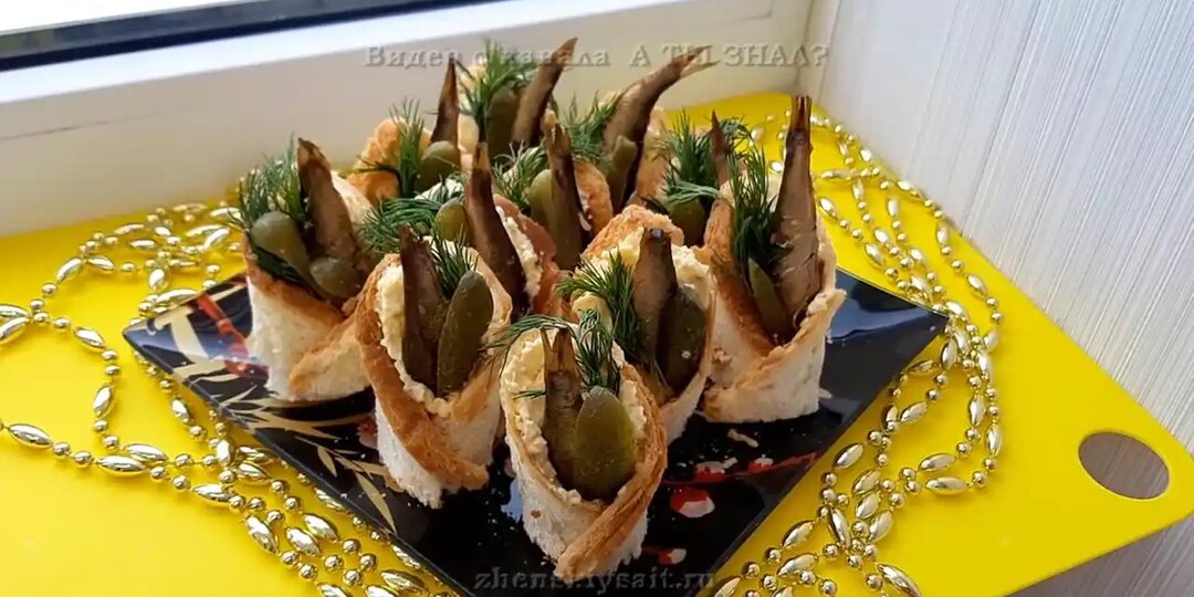 Бутерброды со шпротами и огурцом