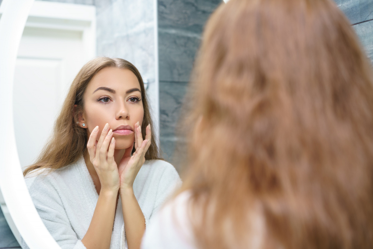 Опущенные уголки губ создают впечатление усталости и грусти, влияя на восприятие лица.